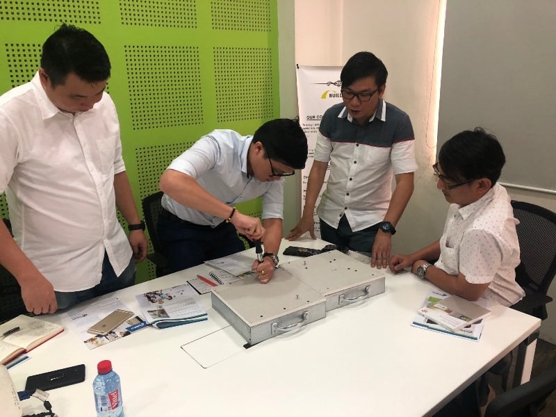 Our team at Gyproc Singapore conducted a small presentation on Habito™ to Buildables, one of our authorised distributors, on 23rd July 2018. The casual session to 5 attendees also included a hands-on demonstration session on the fixing capability of Habito™.