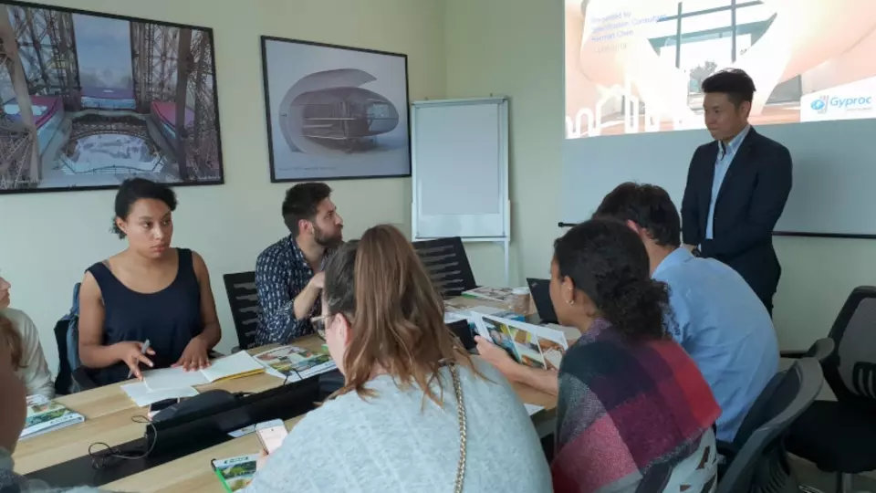 news_studentsvisit_saint-gobain_singapore_01.jpg